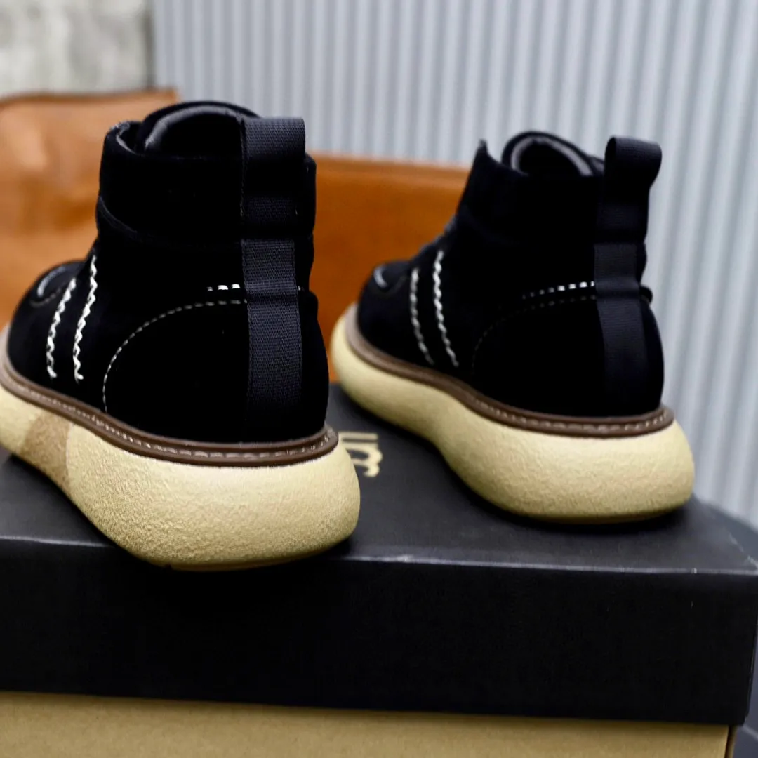 Ex-factory price: 640💰Thick wool imported from Australia Brand: UGG genuine purchasing agent Size: 38-44 Grade: Official website 1:1 Material: First layer of genuine leather waterproof and antifreeze upper Real wool lining Original non-slip soft wear-resistant outsole Style category: Men's casual shoes Trendy style Comfortable on the feet Color: Official website color synchronization